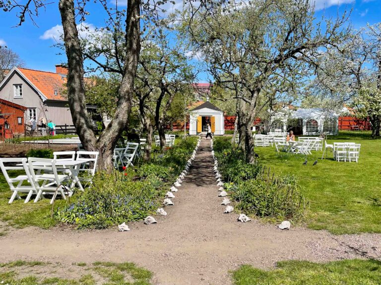 Et av de beste tipsene for alle som tar en miniferie med tog til Kalmar: Let deg frem til en port i et rødt plankegjerde i Kungsgatan og ta deg tid til fika i Krusenstiernska gården.