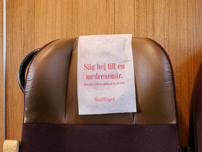 Snälltågets oppfordring til de reisende: "Säg hej till en medresenär."