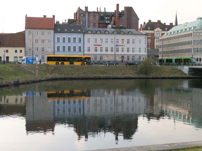 Står vi utenfor Centralstationen i Malmö, kan vi se rett over kanalen til Snälltågets kontor i byen.