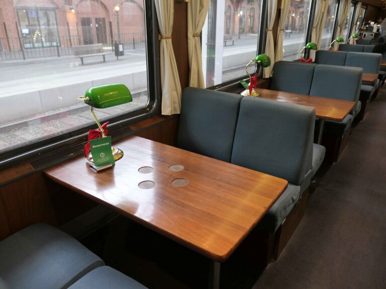 Skal du noen gang reise med Snälltåget, husk å booke bord i restaurantvognen på forhånd!
