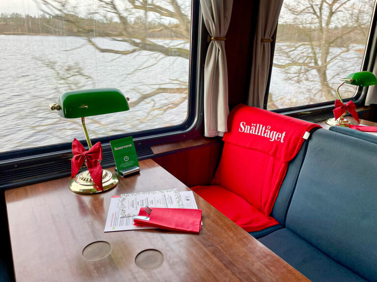 Sitte godt og spise godt mens landskapet går i stillferdig kino utenfor. For noen av oss er dette selve reisedrømmen.