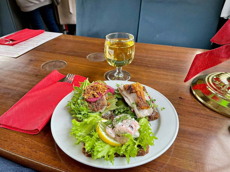 Alt dette som de fleste av dagens togselskap iherdig kalkulerer seg bort fra, byr Snälltåget på. Et ordentlig måltid servert på skikkelig vis!