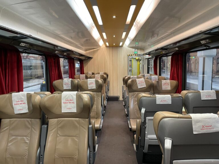 Resten av Snälltogets tog består av gamle sittevogner med seter og interiør av ymse slag.