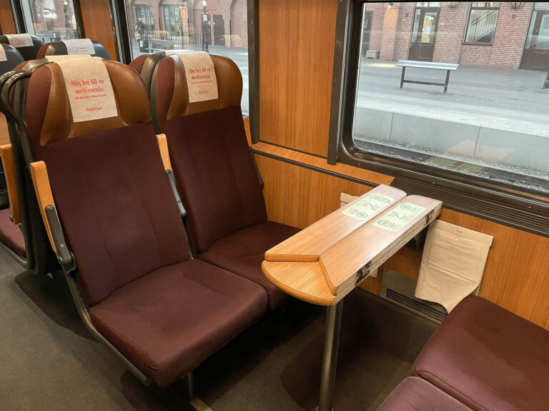 En firergruppe med bord i Snälltågets vogn 14 på avgangen fra Malmö til Stockholm.