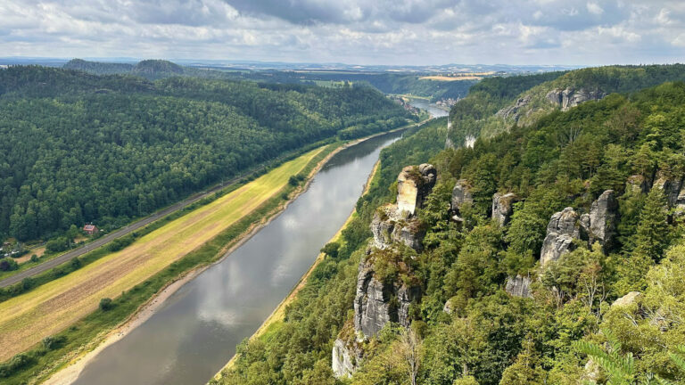 Tar vi det nye gode direktetoget fra København til Praha, vil vi i et langt, fint strekk følge elven Elben og ha utsikt over til fascinerende sandsteinsformasjoner.