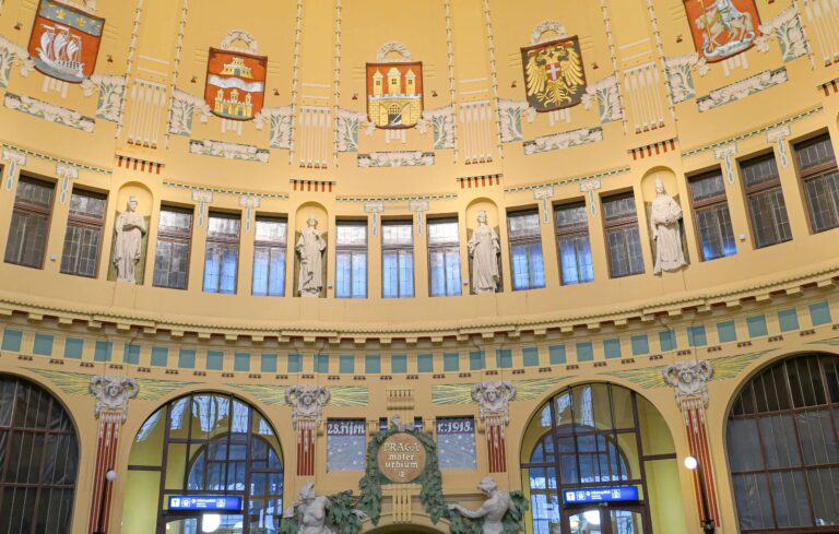 Praha hlavní nádraží er en stor og hektisk sentralstasjon, men over all travelheten er deler av det praktfulle stasjonsbygget fra slutten av 1800-tallet bevart.