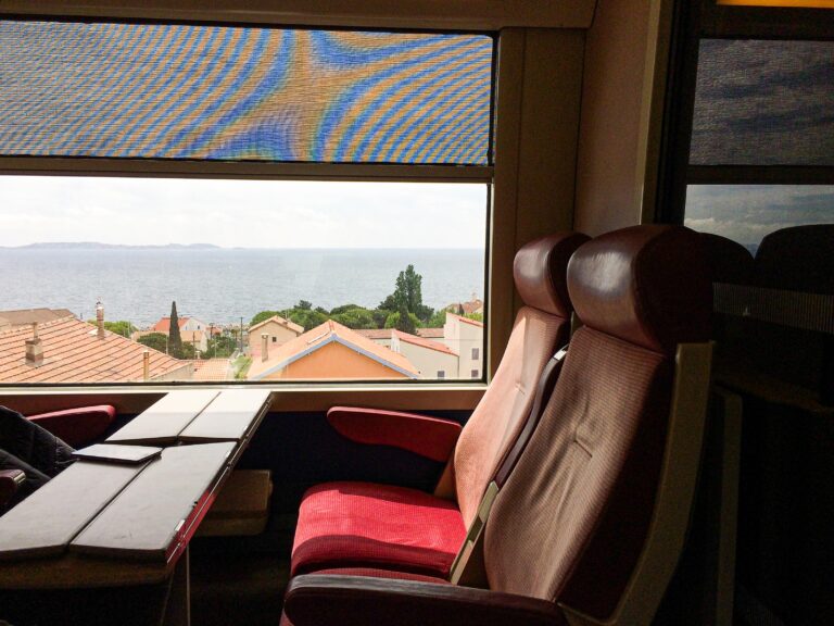 Kanskje er dette selve togferiedrømmen for noen: Sitte i et togsete med utsikt til Middelhavet – og vite at vi kan gå av på neste stasjon, om vi vil.