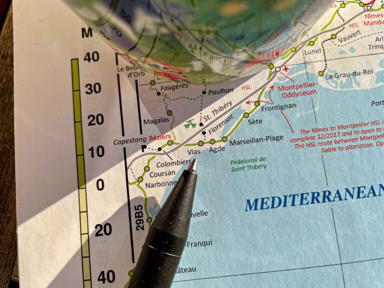 Andre kart er bedre for å få oversikt, men European Railway Atlas er kjekt å ha for den som vil finne frem til småsteder og fine omveier. Dit måtte jeg også for å finne utgangspunktet for denne bloggposten, lille Vias i Languedoc.