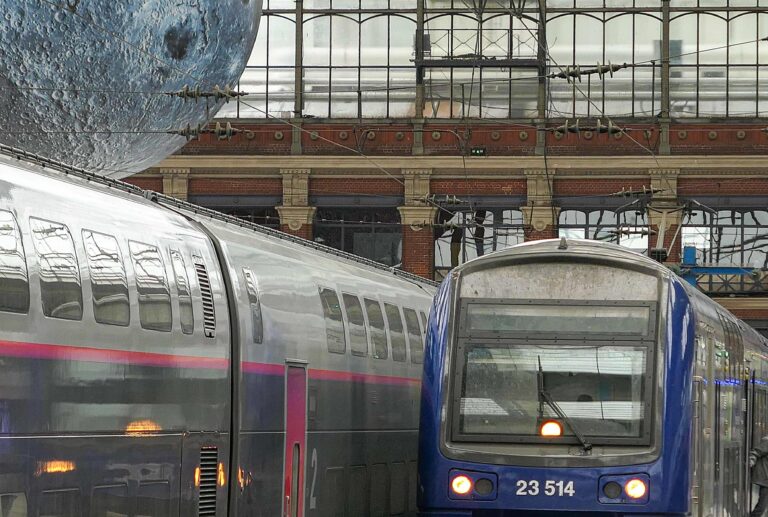 Når vi lager våre egne reiseruter med tog i Europa, kan vi ofte velge mellom høyhastighetstog og langsommere regionale tog. Her representert ved TGV og TER oppstilt side om side i franske Lille.