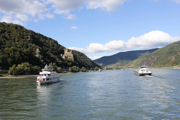 Foto fra Rhinen, i nærheten av Koblenz i Tyskland. Her er det grønnmarkerte "scenic routes" på jernbanekartet, og dette området kan absolutt anbefales for den som planlegger en reiserute med tog i Europa.