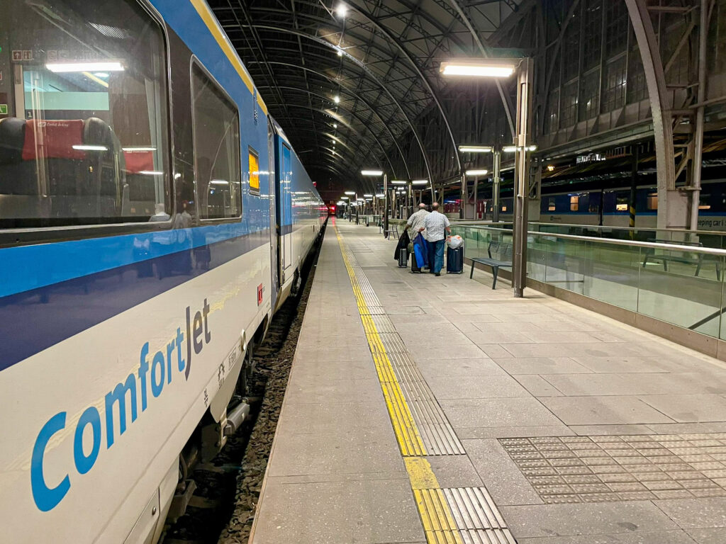 Reiser vi med tog til Praha fra København, tar reisen heretter 11 timer. Gode ComfortJet-tog går direkte og kommer frem til Praha hl.n. på kvelden. (Foto: Togbloggen)