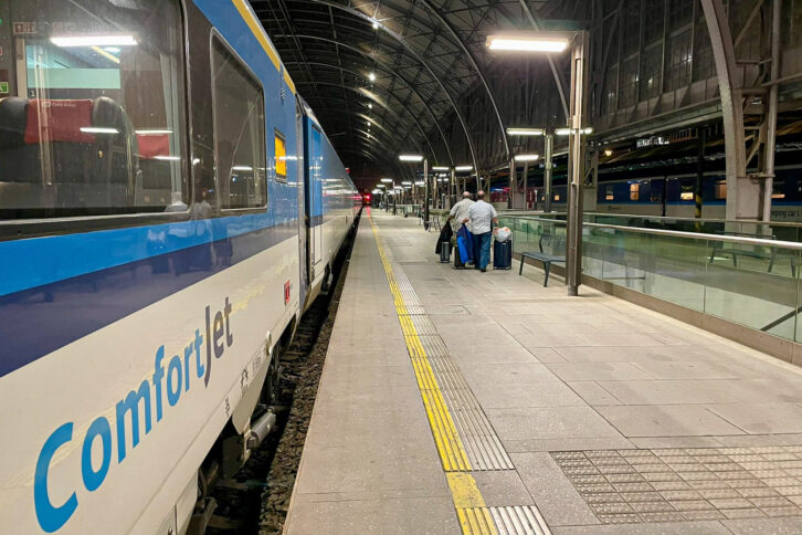 Reiser vi med tog til Praha fra København, tar reisen heretter 11 timer. Gode ComfortJet-tog går direkte og kommer frem til Praha hl.n. på kvelden. (Foto: Togbloggen)