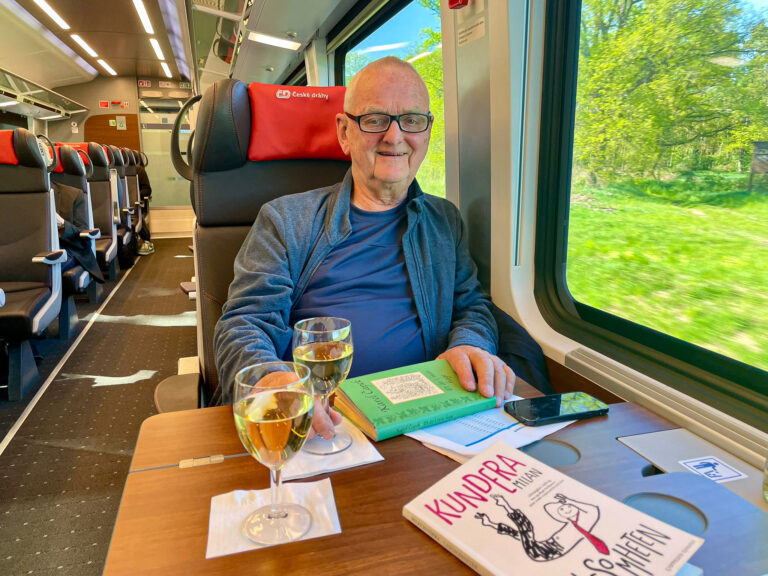 På tog til Praha med både tsjekkisk litteratur og tsjekkisk vin på bordet. (Foto: Togbloggen)