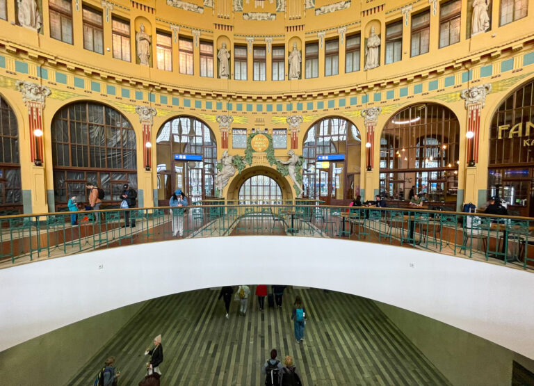 Når vi har tatt tog til Praha, kommer vi til en sentralstasjon som har både en travel ny del og et vakkert gammelt bygg i jugendstil. Her ser vi litt av begge deler. (Foto: Togbloggen)