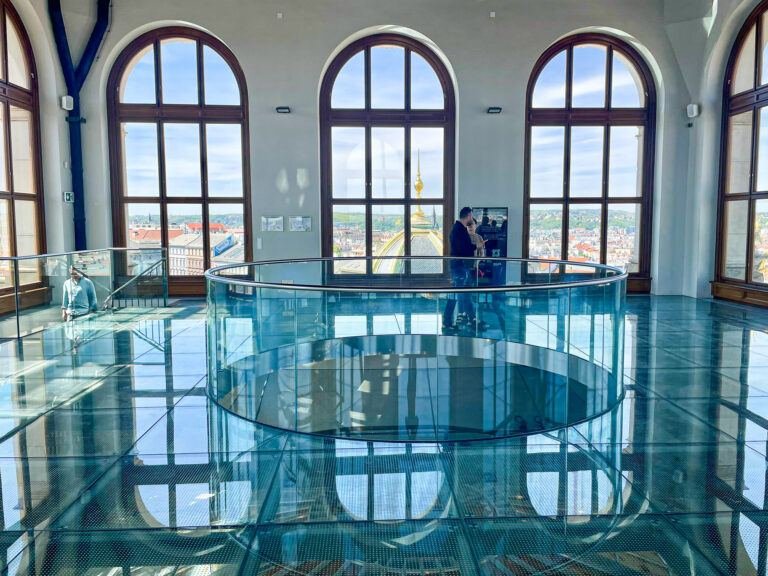 En tur helt til topps på nasjonalmuseet gir panoramautsikt over Praha som belønning. Et fredfullt og vakkert rom er det dessuten. (Foto: Togbloggen)