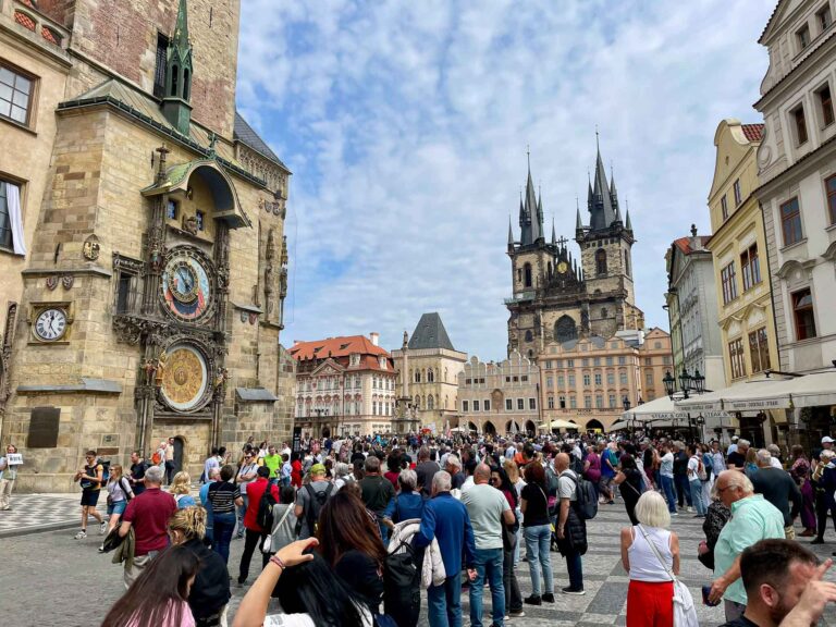 Den berømte astronomiske klokken og Praha slik "alle" får oppleve byen. Dette er folkemengden en mandag formiddag utenfor høysesong. (Foto: Togbloggen)