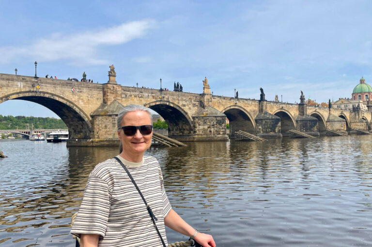 Ja da, enten vi har reist med tog til Praha eller kommet oss til byen på annen måte, havner vi her. Det var kø over Karlsbroen en mandag i mai, men her nede ved bredden var det rolig og fint og mulig å finne plass på uteservering. (Foto: Togbloggen)