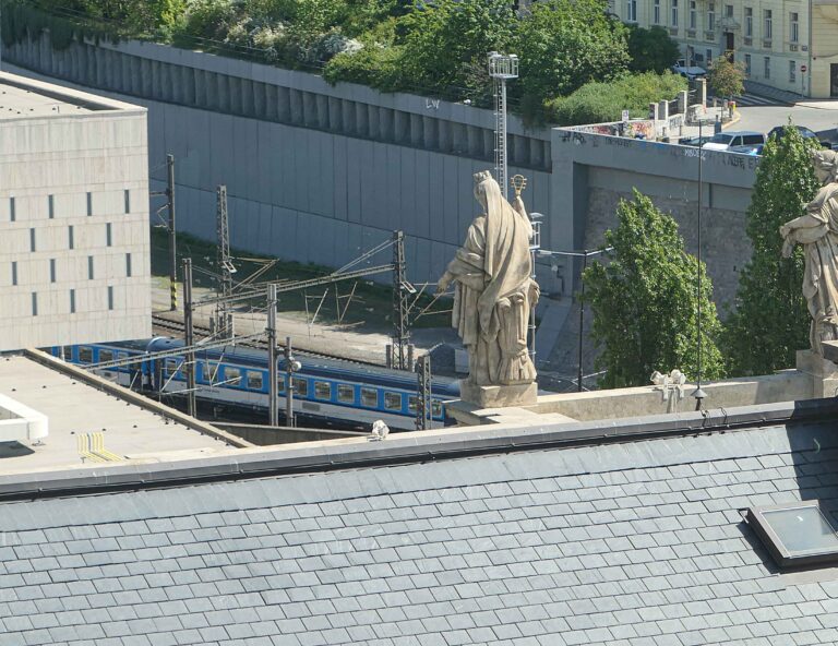 Om vi neste morgen tar turen opp til toppen av nasjonalmuseet i Praha, får vi utsikt ikke bare over hele byen, men også ned på togene som kommer og går. (Foto: Togbloggen)
