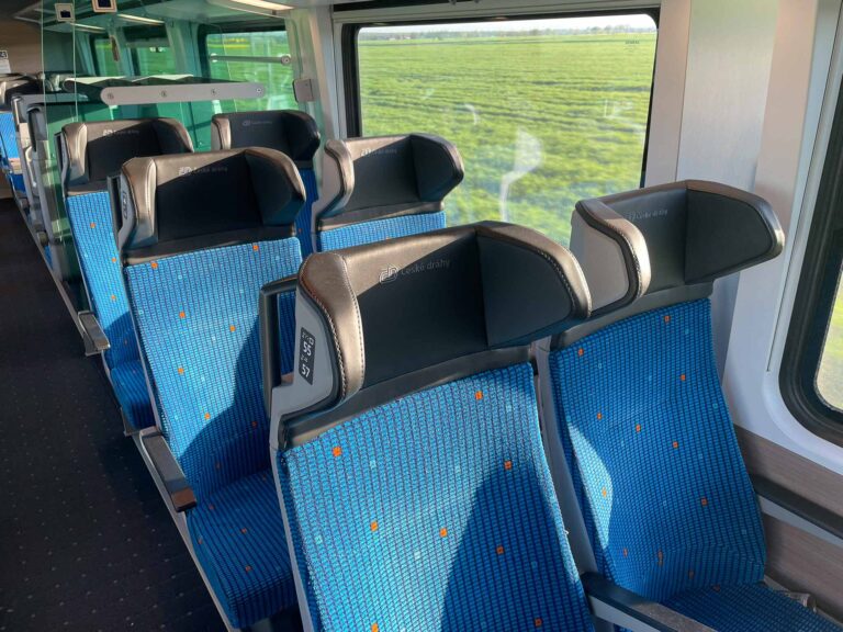2. klasseseter på ComfortJet-toget fra København til Praha, og vi ser også at det er god plass til bagasjen om bord. (Foto: Togbloggen)