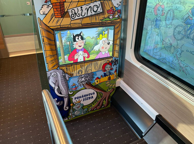 En liten kino som snurrer tegnefilm, gjør det litt lettere å ta med småfolk på tog til Praha! (Foto: Togbloggen)