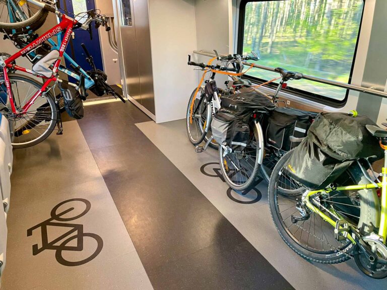 Sykler har fått sin egen vogn på tog til Praha fra København. Eierne har sannsynligvis tenkt seg på sykkeltur langs Elben. (Foto: Togbloggen)
