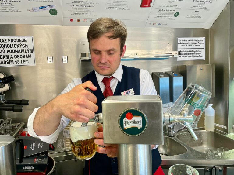 Pilsner Urquell serveres fra fat på tog til Praha. (Foto: Togbloggen)