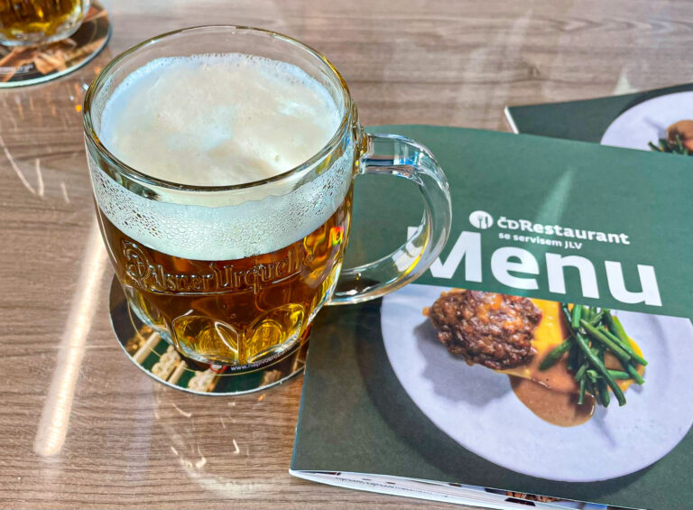 En ordentlig meny hører med på et ordentlig langdistansetog, og på tsjekkiske tog serveres ølet i seidler og maten kommer på store tallerkener. (Foto: Togbloggen)