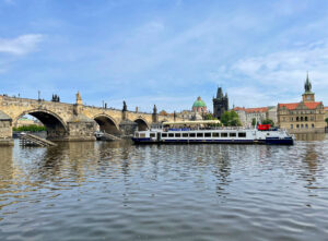 Karlsbroen i Praha. (Foto: Togbloggen)