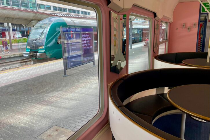 Sommeren 2026 kan vi reise med både Vy og Snälltåget fra Oslo S til Malmö C. Snälltåget har restaurantvogn, og noen ganger kan den komme til å se slik ut, men disse tyske "barvognene" skal bygges om og bli som de andre Snälltåget ellers kjører med.