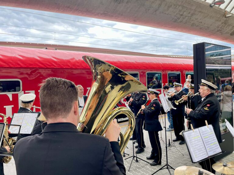Jernbanens Musikkorps Oslo spilte opp for å hilse Snälltåget velkommen og markere at vi nå har fått et nytt tog til Malmö.