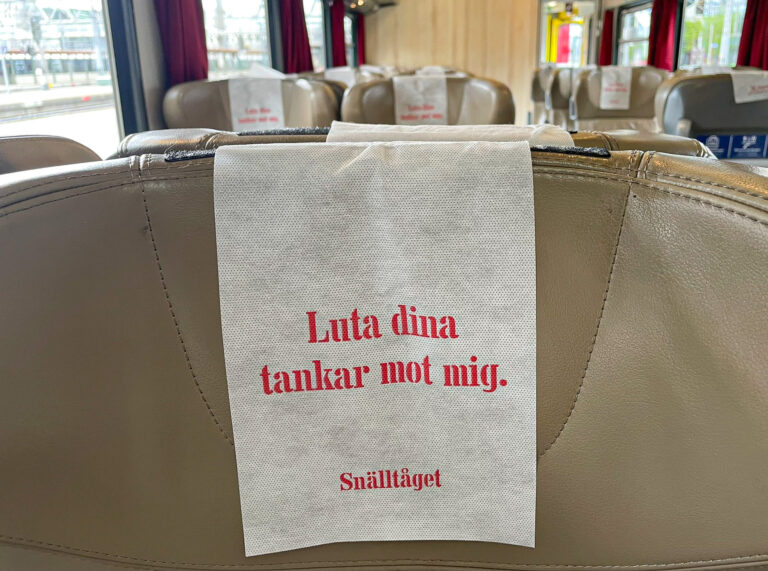 Seter og interiør kan variere hos Snälltåget, og av og til kan det høre en liten oppfordring med. Vi har også sett "Säg hej till en medresenär".