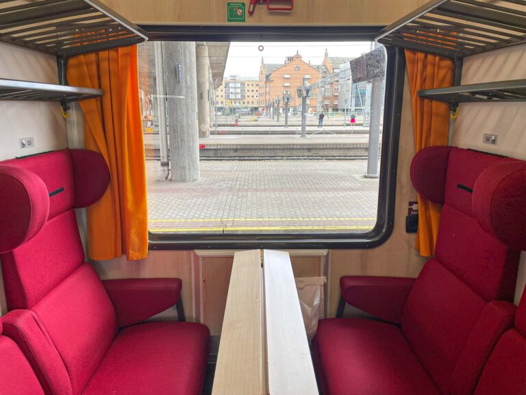 Slike kupéer ser vi ikke så ofte lenger, men reiser vi med Snälltågets tog til Malmö, er det mulig å reservere egen kupé med seks seter.