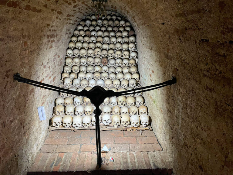 Flere av Brnos største severdigheter må vi ned i undergrunnen for å oppleve. En av de mest bisarre er utstillingen av 50 000 menneskelevninger i dypet under St. James-kirken.