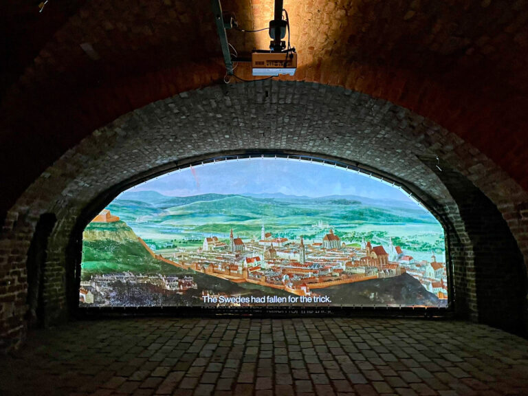 I kjellerhallene under det nye rådhuset i gamlebyen fortelles Brnos myter og historie med humor og snert. Aller best liker byen selv historien om den svenske hæren som ble rundlurt av smarte Brno-beboere i 1645.