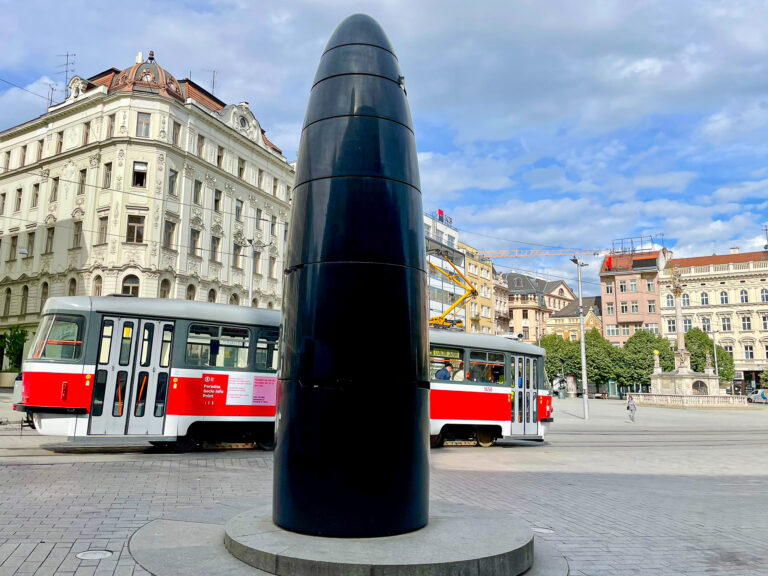 Også på Brnos frihetsplass er det byens seier over den svenske hæren i 1645 som feires. Dette er en slags astronomisk klokke, og hver dag kl. 11 slipper den ut en symbolsk "kanonkule" til minne om svenskenes retrett.