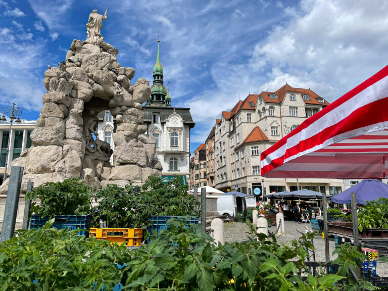 Grønnsaktorget i Brno gamleby er akkurat det - et torg med grønnsaker og hverdagsliv. Ingen turistsjapper og ingen suvenirer, men som jeg fikk oppleve: Heller ikke så mye tålmodighet med turister på fotojakt.