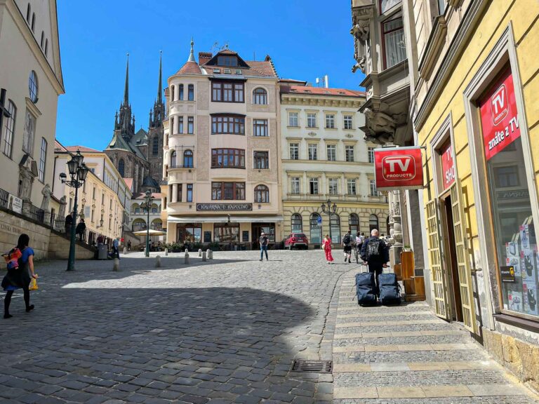 Slik møtte vi byen da vi hadde gått av toget i Brno og krysset en travel gate utenfor stasjonen. Her ser vi spirene på St. Peter og Paul katedralen og har gamlebyen rett foran oss.