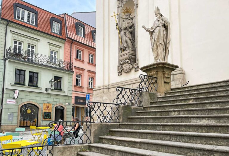 Inne i gamlebyen i Brno er det gangavstand til alt og aldri vanskelig å finne servering.