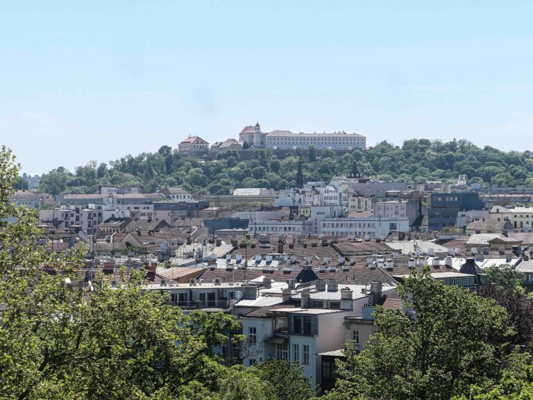 Špilberk slott, slik vi kan se det fra Villa Tugendhats øverste terrasse.